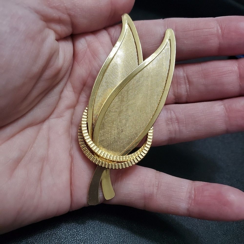 Vintage gold tone textured brooch leaf circle